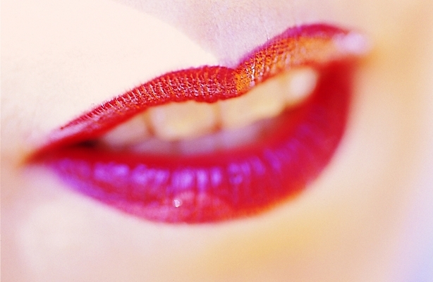 포토 여자 컬러 신체 한명 사람 근접촬영 아웃포커스 신체부위 빨간색 화장 뷰티 립스틱 입 치아 입술 빨간립스틱 여자만 여자한명만 국내포토 1 뷰포인트 촬영기법 화장품 소화기관 파일형식