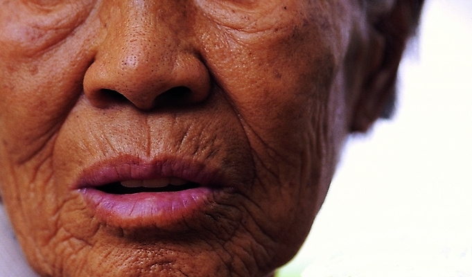포토 여자 노년 할머니 얼굴 신체 한명 사람 동양인 근접촬영 앞모습 신체부위 머리 입 주름 입술 코 콧구멍 여자만 여자한명만 성인여자만 성인한명만 성인여자한명만 노인만 성인만 노인여자만 노인여자한명만 국내포토 1 뷰포인트 인종 성인 파일형식