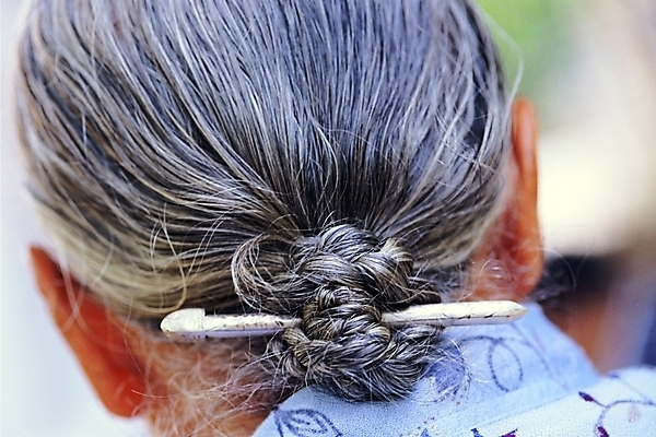 포토 한국전통 여자 노년 할머니 얼굴 신체 장신구 사람 근접촬영 뒷모습 신체부위 머리카락 머리 백발 전통의상 귀 비녀 쪽머리 뒤통수 여자만 성인여자만 노인만 성인만 노인여자만 국내포토 전통 헤어스타일 뷰포인트 전통소품 한국 성인 파일형식 헤어액세사리