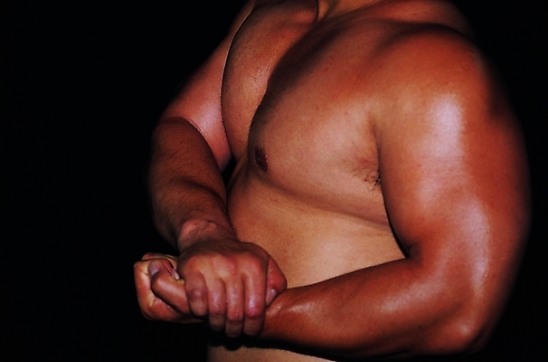 포토 손 남자 신체 근육 탈의 한명 사람 근접촬영 상반신 20대 성인 힘 주먹 가슴 알통 팔근육 남자만 남자한명만 성인남자만 청년만 청년남자만 청년남자한명만 성인한명만 성인남자한명만 성인만 국내포토 1 뷰포인트 모션 청년 신체부위 파일형식