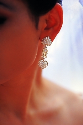 포토 잡화 여자 얼굴 신체 장신구 한명 사람 근접촬영 성인 아웃포커스 신체부위 귀걸이 보석 귀 목 턱 턱선 여자만 여자한명만 성인여자만 성인만 국내포토 1 뷰포인트 촬영기법 광석 파일형식