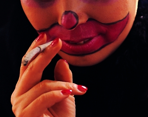 포토 손 여자 얼굴 신체 손가락 흡연 담배 한명 들기 사람 근접촬영 성인 신체부위 화장 분장 입 피에로 손톱 담뱃재 입술 매니큐어 삐에로분장 성인만 국내포토 1 뷰포인트 모션 뷰티 화장품 파일형식