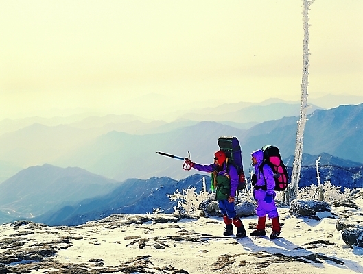 포토 주간 전신 나무 식물 응시 계절 남자 스포츠 겨울 배낭 지팡이 레저 산 그림자 서기 들기 사람 손짓 야외 두명 옆모습 레포츠 운동 햇빛 쌓기 여행가방 등산 가리킴 등산복 산등성이 매기 산행 앙상함 등짐 남자만 국내포토 자연요소 시선 옷 뷰포인트 가방 모션 건강 태양 트래킹 파일형식