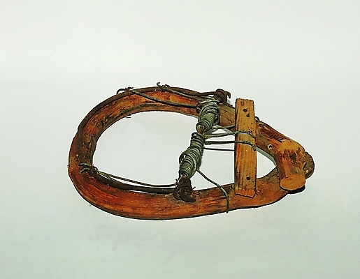 포토 한국문화 한국전통 전통 전통문화 사람없음 목재 한개 도구 빈티지 오브젝트 철사 덫 수렵도구 국내포토 나무 1 동양문화 문화 컨셉 재료 한국 파일형식