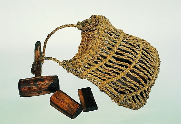 포토 한국문화 한국전통 전통 전통문화 생활용품 가방 사람없음 목재 망 그물 망치 주머니 오브젝트 나무조각 새끼줄 망태 망태기 짚끈 국내포토 나무 동양문화 잡화 문화 줄 재료 한국 공구 끈 파일형식