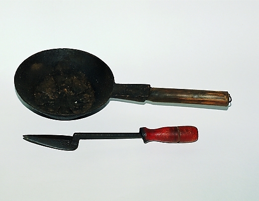 포토 한국문화 한국전통 전통 전통문화 생활용품 사람없음 두개 빈티지 철 오브젝트 부식 다리미 놋 인두 국내포토 동양문화 문화 컨셉 2 한국 가전제품 파일형식