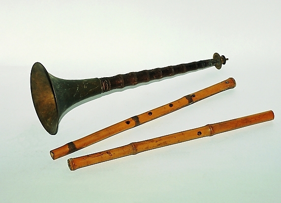 포토 한국문화 한국전통 전통 전통문화 악기 음악 국악기 관악기 사람없음 목재 빈티지 세개 철 나팔 오브젝트 부식 피리 국내포토 나무 동양문화 문화 컨셉 재료 문화예술 한국 국악 3 목관악기 파일형식