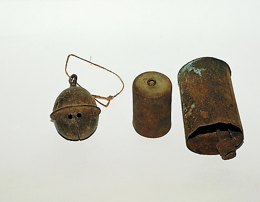 포토 한국문화 한국전통 전통 전통문화 줄 사람없음 방울 끈 빈티지 세개 철 오브젝트 부식 놋 철제 국내포토 동양문화 문화 컨셉 한국 3 장식 파일형식