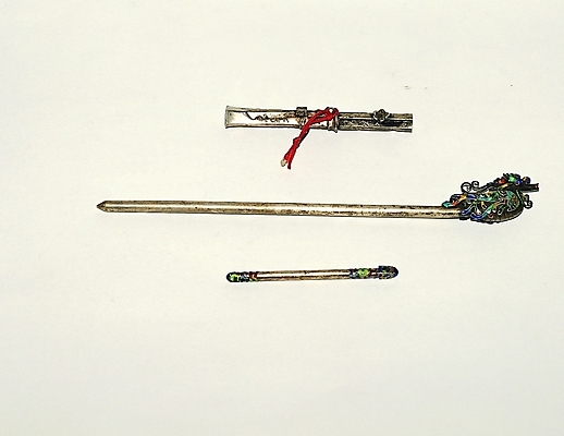 포토 한국문화 한국전통 전통 잡화 전통문화 장신구 사람없음 전통무늬 전통문양 세개 칼 머리핀 전통의상 철 오브젝트 여성용품 비녀 여성용 청동 은장도 국내포토 동양문화 문양 문화 무늬 전통소품 한국 3 파일형식 헤어액세사리