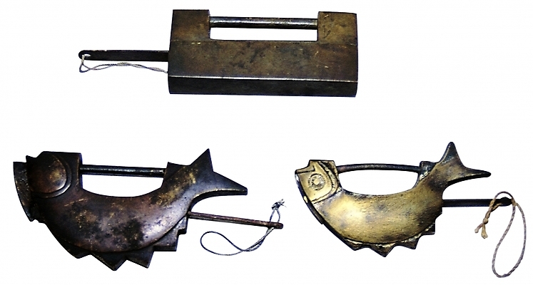 포토 한국문화 한국전통 전통 전통문화 줄 열쇠 자물쇠 사람없음 끈 빈티지 세개 철 오브젝트 부식 잠금 보안장치 물고기모양 국내포토 동양문화 문양 문화 컨셉 한국 3 장비 보안 파일형식