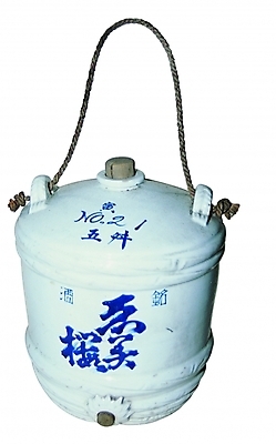 포토 문자 한국문화 한국전통 전통 기호 줄 생활용품 술병 출입구 사람없음 한개 한자 마개 끈 오브젝트 코르크 전통주 술통 국내포토 1 동양문화 병_용기 주류 한국 뚜껑 파일형식