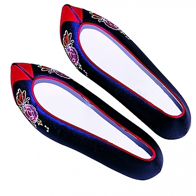 포토 한국문화 한국전통 전통 잡화 전통문화 신발 꽃무늬 장신구 사람없음 두개 여성화 전통의상 오브젝트 고무신 한켤레 여성용 꽃신 가죽신 숙녀화 국내포토 1 동양문화 꽃 문화 2 무늬 전통소품 한국 파일형식