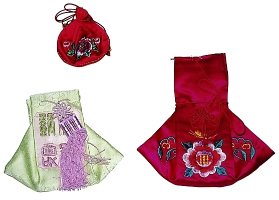포토 한국문화 한국전통 전통 잡화 전통문화 무늬 장신구 복주머니 사람없음 전통무늬 전통문양 세개 주머니 전통의상 한복 실크 오브젝트 노리개 비즈 향주머니 장식술 국내포토 동양문화 문양 문화 전통소품 한국 3 장식 직물 파일형식