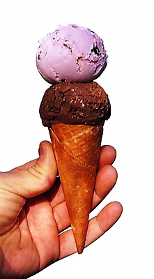 포토 손 음식 디저트 한명 들기 신체부위 초콜릿 맛 아이스크림콘 콘아이스크림 딸기맛 초코맛 국내포토 1 컨셉 모션 딸기 아이스크림 사람 콘 파일형식