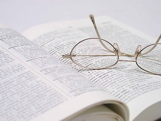 포토 JPG 스튜디오촬영 문자 잡화 안경 백그라운드 문구용품 실내 근접촬영 사람없음 아웃포커스 간행물 책 독서 펼침 책상 한권 사전 영어사전 국내포토 1 뷰포인트 가구 모션 촬영기법 내부 오브젝트 파일형식