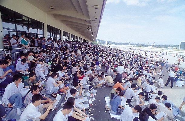 포토 JPG 주간 스포츠시설 사람 경기 여러명 야외 스타디움 경기장 군중 관람 객석 경마장 국내포토 자연요소 스포츠 다수 시설 경마 파일형식