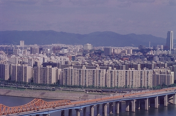 포토 JPG 주간 시설물 현대건축 건축 도로 교통시설 하늘 아파트 풍경 빌딩 고가 사람없음 야외 건물 도시 고가도로 가교 상업시설 국내포토 자연요소 건축물 길 교통 주택 고속도로 시설 상업 파일형식