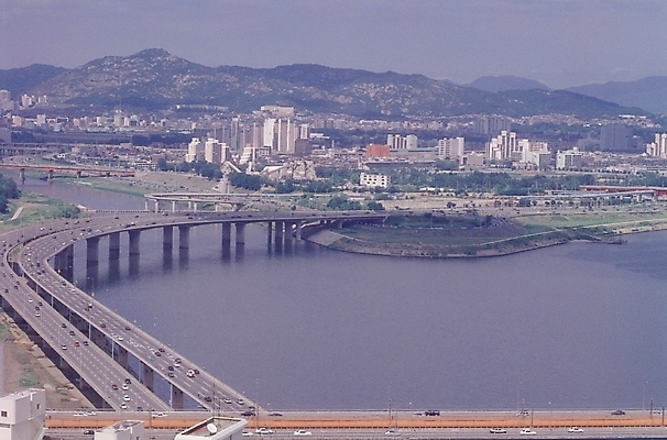포토 JPG 주간 도로 산 아파트 서울 한국 풍경 빌딩 사람없음 야외 건물 강 하이앵글 도시풍경 다리 도시 고가도로 항공촬영 가교 국내포토 자연요소 건축물 아시아 길 뷰포인트 교통시설 주택 고속도로 파일형식