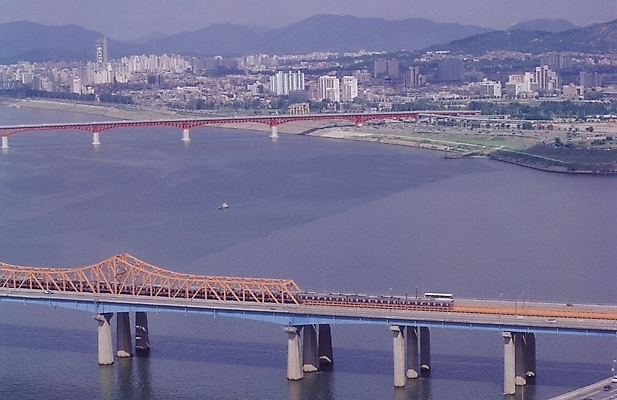 포토 JPG 주간 도로 자연 산 서울 한국 풍경 사람없음 야외 건물 강 하이앵글 도시풍경 도시 고가도로 전철 한강 항공촬영 동호대교 가교 국내포토 자연요소 건축물 아시아 길 육상교통 뷰포인트 교통시설 대중교통 다리_건축물 고속도로 생태계 랜드마크 파일형식