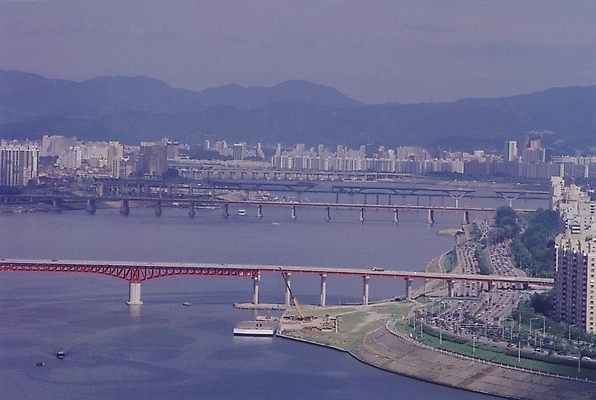 포토 JPG 주간 도로 백그라운드 자연 하늘 산 서울 한국 풍경 고가 사람없음 야외 건물 강 도시 고가도로 가교 국내포토 자연요소 건축물 아시아 길 교통시설 고속도로 생태계 파일형식