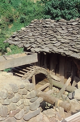 포토 JPG 주간 나무 식물 시설물 건축물 건축 한국건축 산 돌담 사람없음 야외 나무집 물레방아 국내포토 자연요소 주택 담장 돌_바위 파일형식