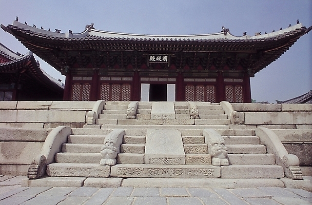 포토 JPG 주간 한국문화 한국전통 전통 시설물 건축 고건축 한국건축 하늘 한옥 주택 기와집 사람없음 야외 계단 정원 동양건축 궁전 문화재 돌계단 기념관 사당 창경궁 국내포토 자연요소 동양문화 건축물 한국 건물 돌_바위 파일형식 동양