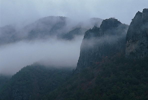 포토 JPG 주간 구름 백그라운드 자연 하늘 산 풍경 사람없음 야외 안개 돌_바위 바위 정상 봉우리 흰구름 산봉우리 국내포토 자연요소 날씨 생태계 파일형식 구름_자연