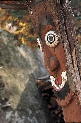 포토 JPG 주간 전통 종교 얼굴 조각 종교용품 사람없음 야외 갈색 작품 무속 무속신앙용품 민속 장승 대장군 미신 조각_조소 국내포토 자연요소 컬러 미술 신체부위 조소 파일형식