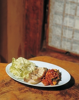 포토 JPG 한국문화 한국전통 그릇 접시 한식 채소 김치 육류 사람없음 상추 보쌈 고기쌈 김치보쌈 국내포토 동양문화 전통 식기 음식 식재료 한국 쌈 파일형식