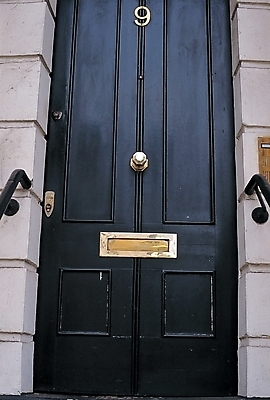 포토 JPG 주간 해외풍경 시설물 건축 자연 출입구 주택 사람없음 야외 건물 문 현관문 문짝 국내포토 자연요소 해외 건축물 풍경 생태계 파일형식