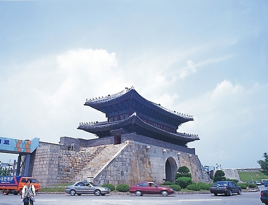 포토 JPG 주간 구름 한국문화 한국전통 전통 시설물 건축 육상교통 교통 고건축 한국건축 자동차 하늘 한명 사람 야외 문 동양건축 문화재 성 숭례문 국보 대문 성벽 성문 정문 국내포토 자연요소 1 동양문화 건축물 교통수단 한국 랜드마크 파일형식 동양