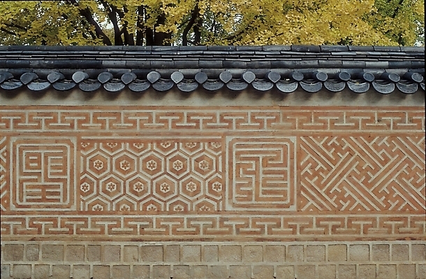 포토 JPG 주간 나무 식물 한국문화 한국전통 전통 문양 시설물 현대건축 건축 무늬 패턴 돌담 기와 미술 사람없음 야외 담장 전통문양 건축부분 은행나무 국내포토 자연요소 동양문화 건축물 문화예술 한국 돌_바위 파일형식