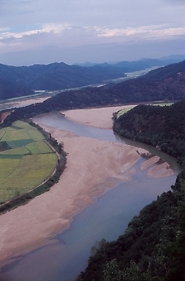 포토 JPG 주간 구름 모래 백그라운드 농업 자연 하늘 산 논 풍경 사람없음 야외 강 강줄기 국내포토 자연요소 산업 생태계 파일형식