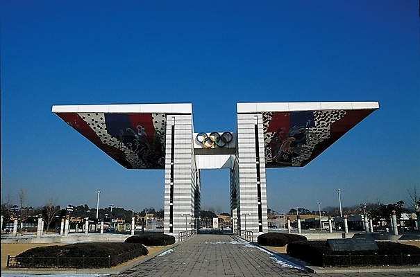 포토 JPG 주간 공원 건축 문화 자연 출입구 서울 한국 풍경 사람없음 야외 평화 정원 도시 올림픽공원 평화의문 국내포토 자연요소 공공시설 아시아 컨셉 생태계 기념물 파일형식