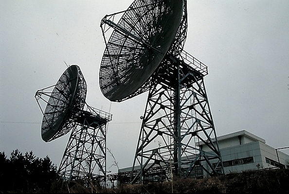 포토 JPG 주간 나무 식물 시설물 건축물 현대건축 건축 산업 통신 하늘 첨단산업 사람없음 야외 건물 정보 위성안테나 현대문화 위성장비 국내포토 자연요소 문화 안테나 장비 파일형식