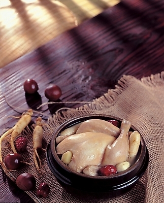 포토 JPG 한식 여름음식 사람없음 인삼 보양식 삼계탕 나무탁자 백숙 제철음식 삼복 국내포토 음식 탁자 복날 삼 몸보신 제철 파일형식 여름_계절