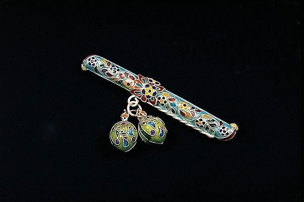 포토 JPG 한국문화 한국전통 전통 잡화 무늬 패턴 장신구 사람없음 실버 칼 은색 전통의상 보석 비즈 은장도 호신용품 국내포토 동양문화 노년 컬러 전통소품 한국 안전장비 광석 파일형식