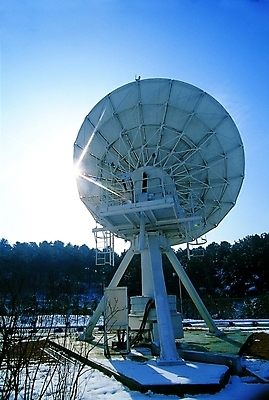 포토 JPG 나무 식물 시설물 건축물 현대건축 건축 산업 통신 산 안테나 사람없음 인공위성 정보 위성안테나 위성장비 국내포토 장비 파일형식