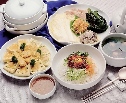 포토 JPG 그릇 접시 웰빙 한식 젓가락 수저 사람없음 숟가락 양념 상차림 배추 간장 두부 비빔밥 두부요리 배추쌈 조개탕 국내포토 식기 음식 채소 탕 파일형식