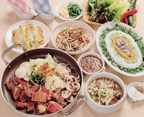 포토 JPG 웰빙 한식 채소 육류 사람없음 양념 꼬치 상추 상차림 국 갈비찜 꼬치전 쌈채소 청포묵무침 국내포토 음식 식재료 전 찜 갈비 무침 파일형식