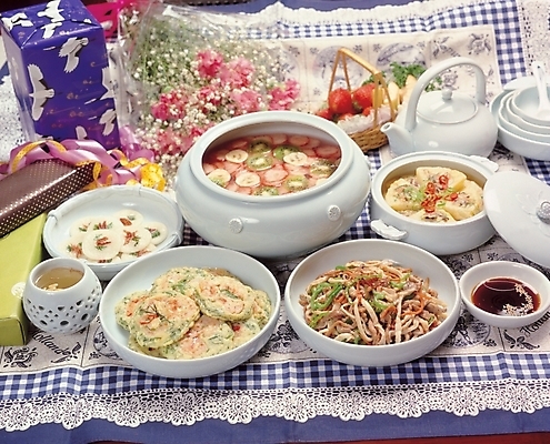 포토 JPG 식물 한국문화 한국전통 그릇 접시 웰빙 꽃 한식 음식 술잔 주전자 반찬 여름음식 요리 사람없음 양념 상차림 나물 간장 동치미 나물무침 술주전자 호박전 화채 제철음식 국내포토 동양문화 전통 식기 채소 주방용품 김치 잔 한국 전 무침 여름간식 제철 파일형식 여름_계절