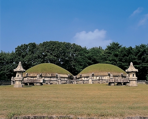 포토 JPG 주간 나무 식물 한국문화 한국전통 전통 시설물 건축 고건축 한국건축 하늘 사람없음 야외 동양건축 문화재 무덤 역사 석탑 능 왕릉 국내포토 자연요소 동양문화 건축물 한국 탑 파일형식 동양