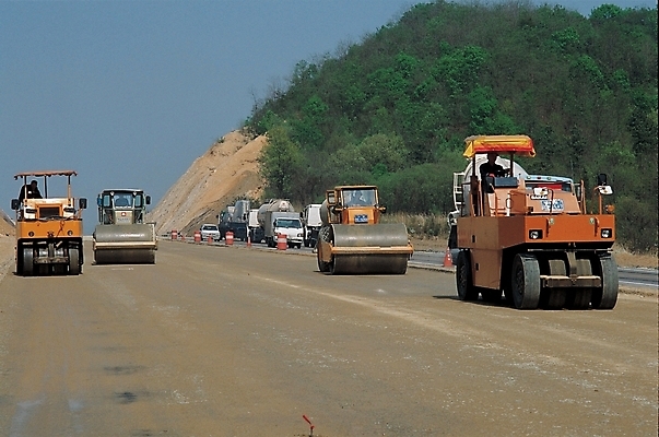 포토 JPG 주간 시설물 현대건축 건축 산업 도로 육상교통 교통 자동차 노동자 산 건설업 공사 사람 야외 기계 건설현장 중장비 도로공사 국내포토 자연요소 직업 건축물 길 교통수단 교통시설 산업장비 파일형식