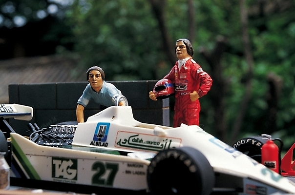 포토 JPG 주간 나무 식물 남자 인형 육상교통 교통 자동차 사람 경기 야외 장난감 경주용자동차 레이서 카레이서 남자만 국내포토 자연요소 직업 교통수단 스포츠 파일형식