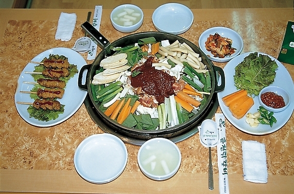 포토 JPG 한국문화 한국전통 그릇 접시 한식 음식 채소 젓가락 수저 요리 사람없음 숟가락 치킨 당근 꼬치 상추 상차림 밥상 볶음 쌈 쌈장 불판 동치미 닭갈비 물수건 국내포토 동양문화 전통 식기 탁자 김치 뿌리채소 한국 닭고기 양념 닭고기요리 파일형식