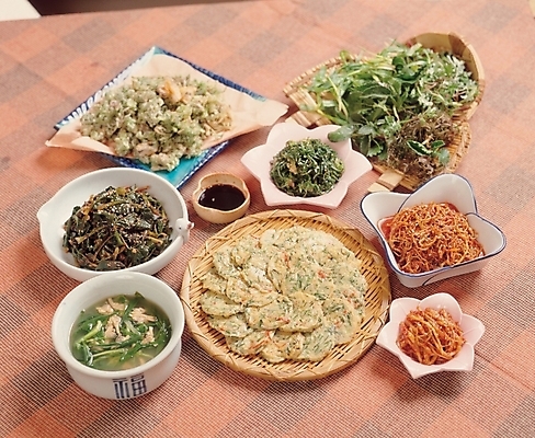 포토 JPG 접시 한식 반찬 사람없음 바구니 소쿠리 전 나물 간장 부침개 나물무침 국내포토 식기 음식 채소 양념 무침 파일형식