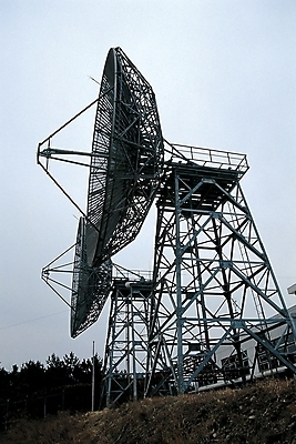 포토 JPG 주간 나무 식물 시설물 건축물 현대건축 건축 산업 통신 하늘 안테나 사람없음 야외 인공위성 정보 위성안테나 위성장비 국내포토 자연요소 장비 파일형식