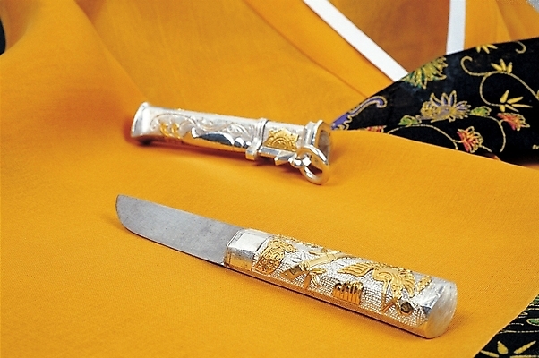 포토 JPG 한국문화 한국전통 전통 잡화 문화 장신구 사람없음 칼 전통의상 보석 비즈 은장도 호신용품 국내포토 동양문화 전통소품 한국 안전장비 광석 파일형식