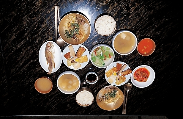 포토 JPG 한국문화 한국전통 한식 음식 젓가락 밥 수저 어류 사람없음 숟가락 식사 저녁 상차림 밥상 국 밥그릇 한정식 국내포토 동양문화 전통 그릇 식기 탁자 한국 수중동물 밤 야간 정식 파일형식 자연요소 동물 아시아 문화 가구 나라 생활용품 오브젝트