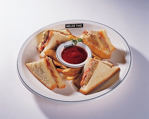 포토 JPG 그릇 접시 음식 서양음식 샌드위치 사람없음 감자튀김 클럽샌드위치 국내포토 식기 감자 튀김 파일형식